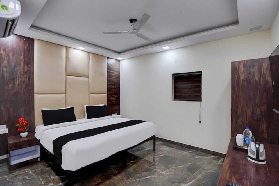Classic Double Room, City View | Bathroom | Slippers