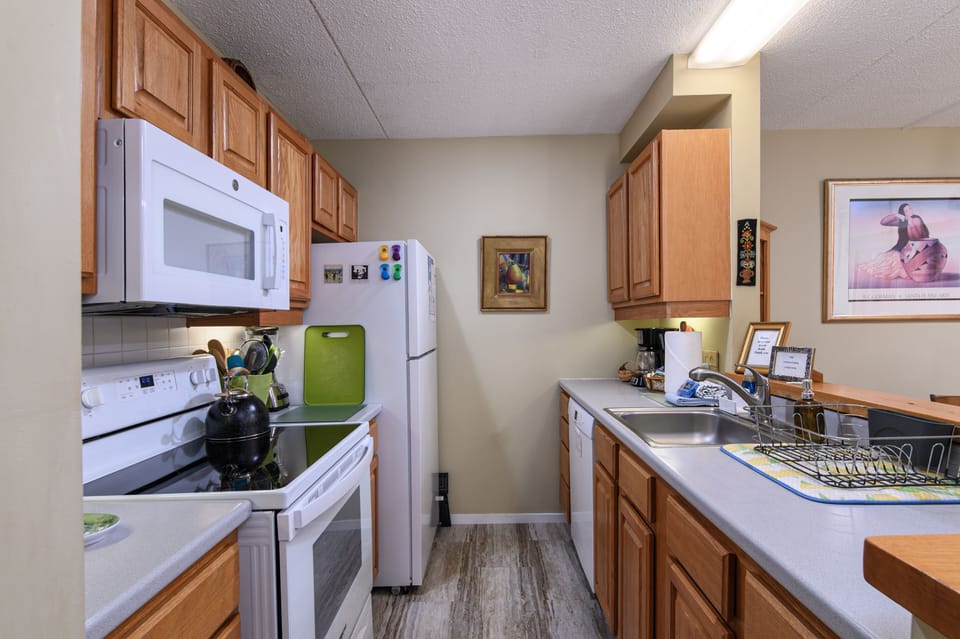 Condo, 1 Bedroom | Private kitchen | Fridge, oven, coffee/tea maker, electric kettle