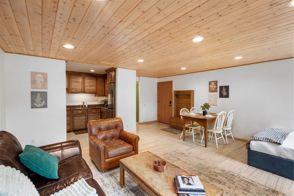 Studio, 1 Bedroom | Living area