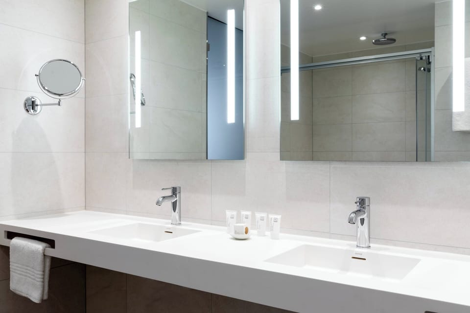 Executive Room, 1 King Bed with Sofa bed | Bathroom | Hair dryer, towels