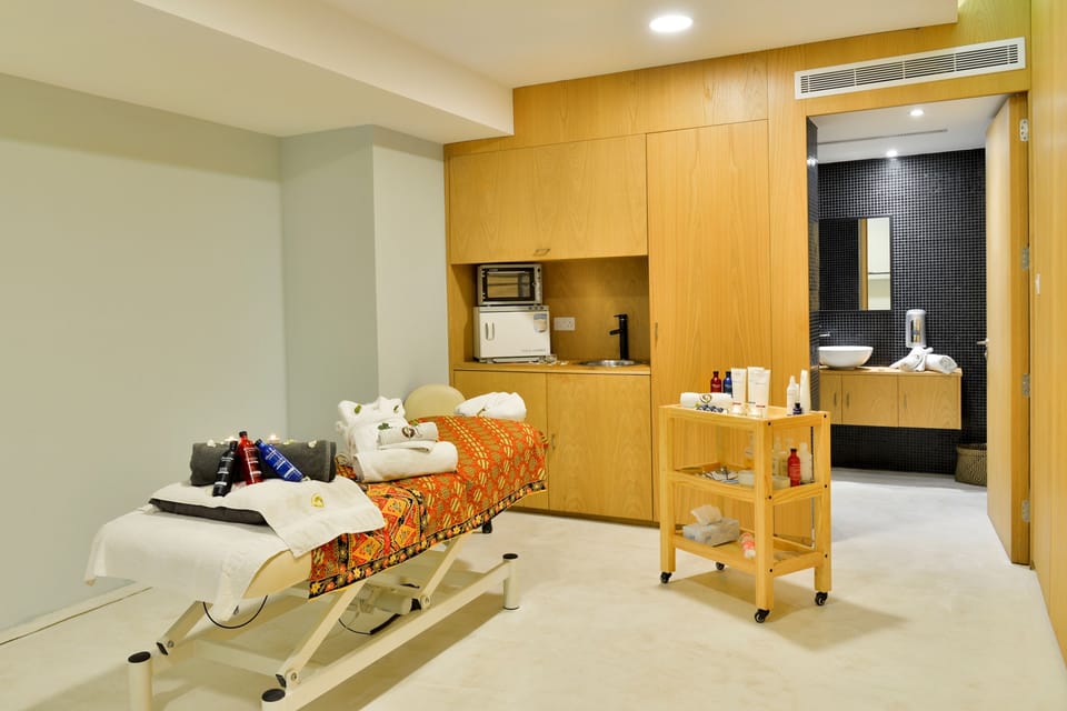 Couples treatment rooms, sauna, hot tub, steam room, body treatments