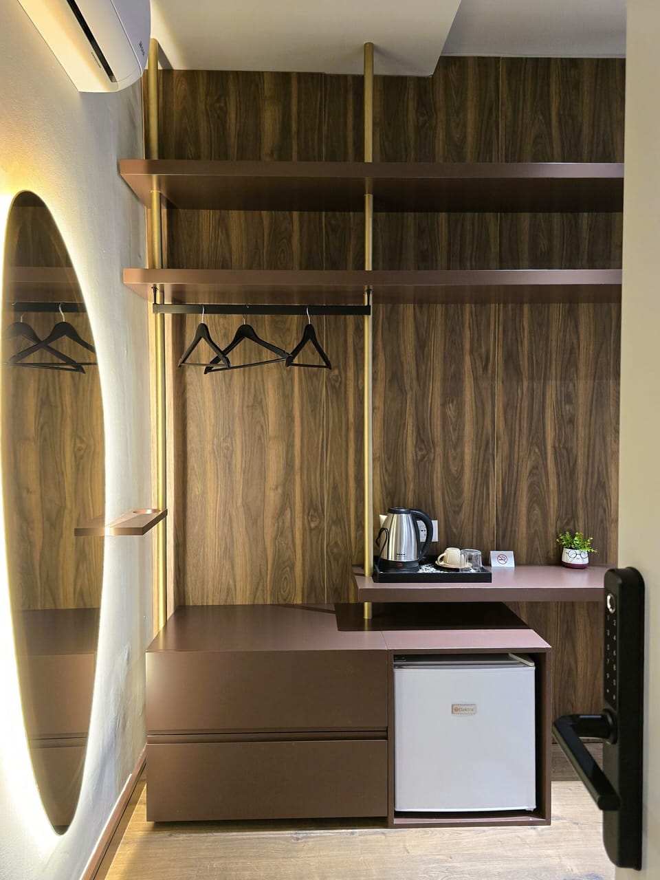 Deluxe Double Room | Wardrobe