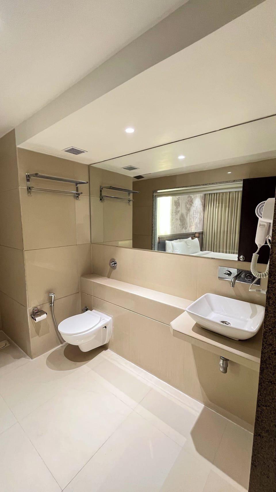 Deluxe Room, 2 Twin Beds, Non Smoking, City View | Bathroom | Shower, free toiletries, hair dryer, slippers