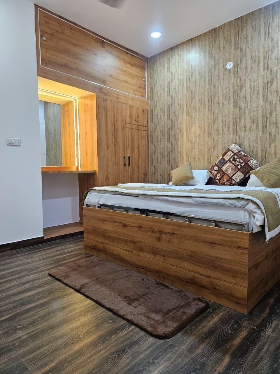 Deluxe Double Room | Laptop workspace, free WiFi