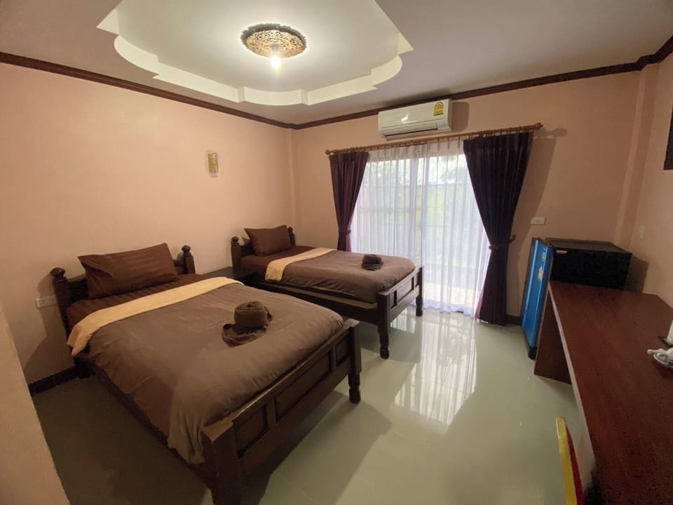 Classic Twin Room, Balcony | Desk, free WiFi