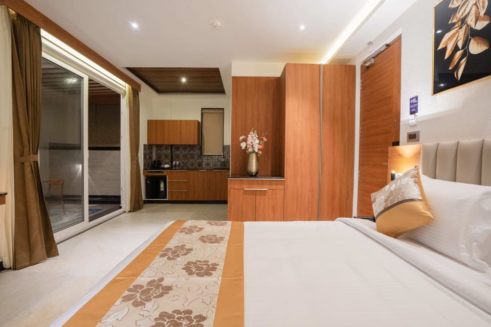 Executive Suite | In-room safe, desk, laptop workspace, soundproofing