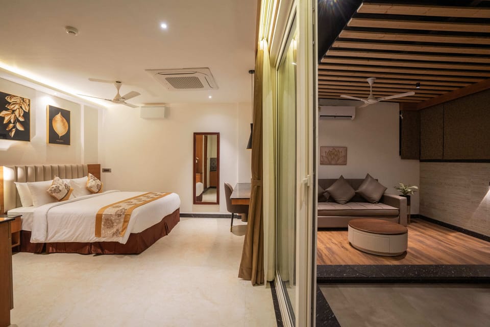 Executive Suite | In-room safe, desk, laptop workspace, soundproofing