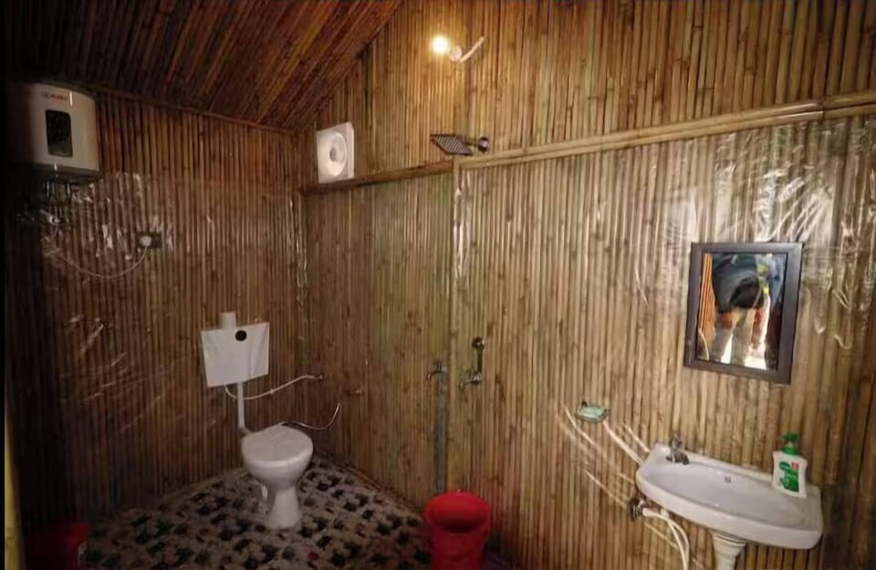 Premium Cabin, Balcony, Mountain View | Bathroom | Free toiletries, towels, soap, shampoo