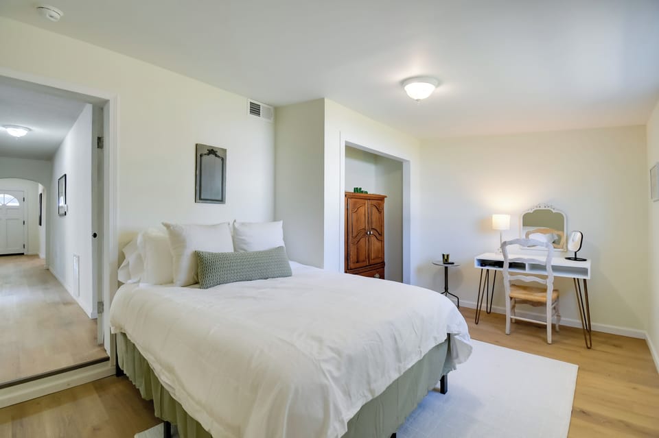 Walk to Ritter Park: Renovated Home Near Marshall! Cottage in Huntington