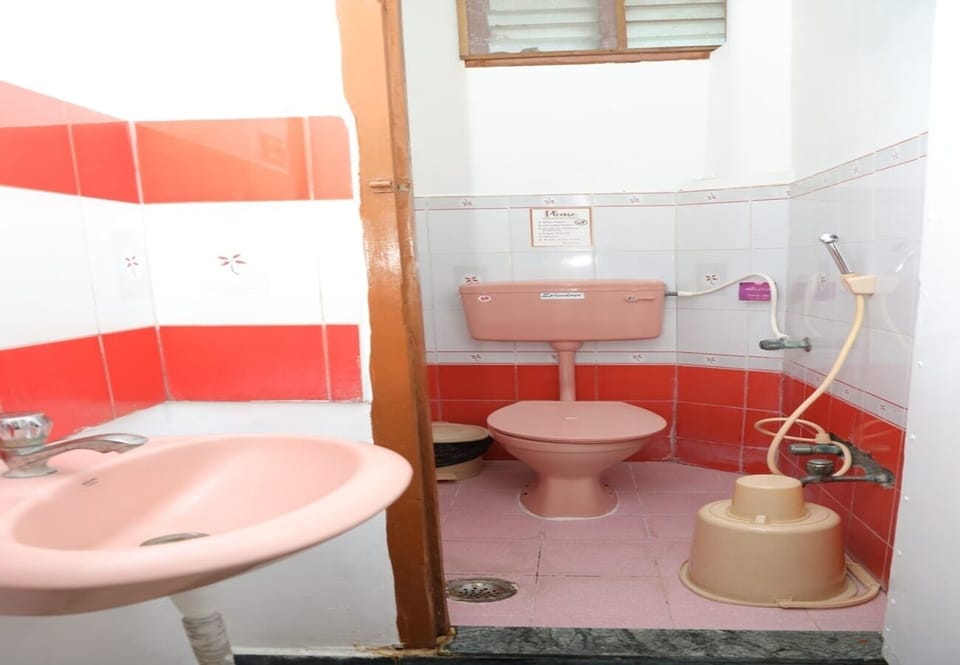 Towels, soap, shampoo, toilet paper