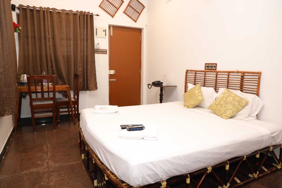 Laptop workspace, iron/ironing board, free WiFi, bed sheets
