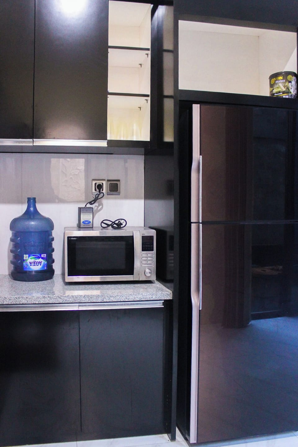 Full-size fridge, microwave, stovetop, dishwasher