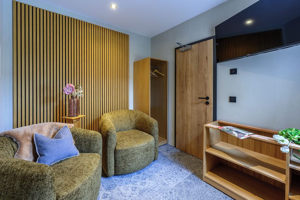 Basic Suite | Living area | 32-inch flat-screen TV with satellite channels, heated floors