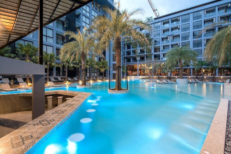 2 outdoor pools