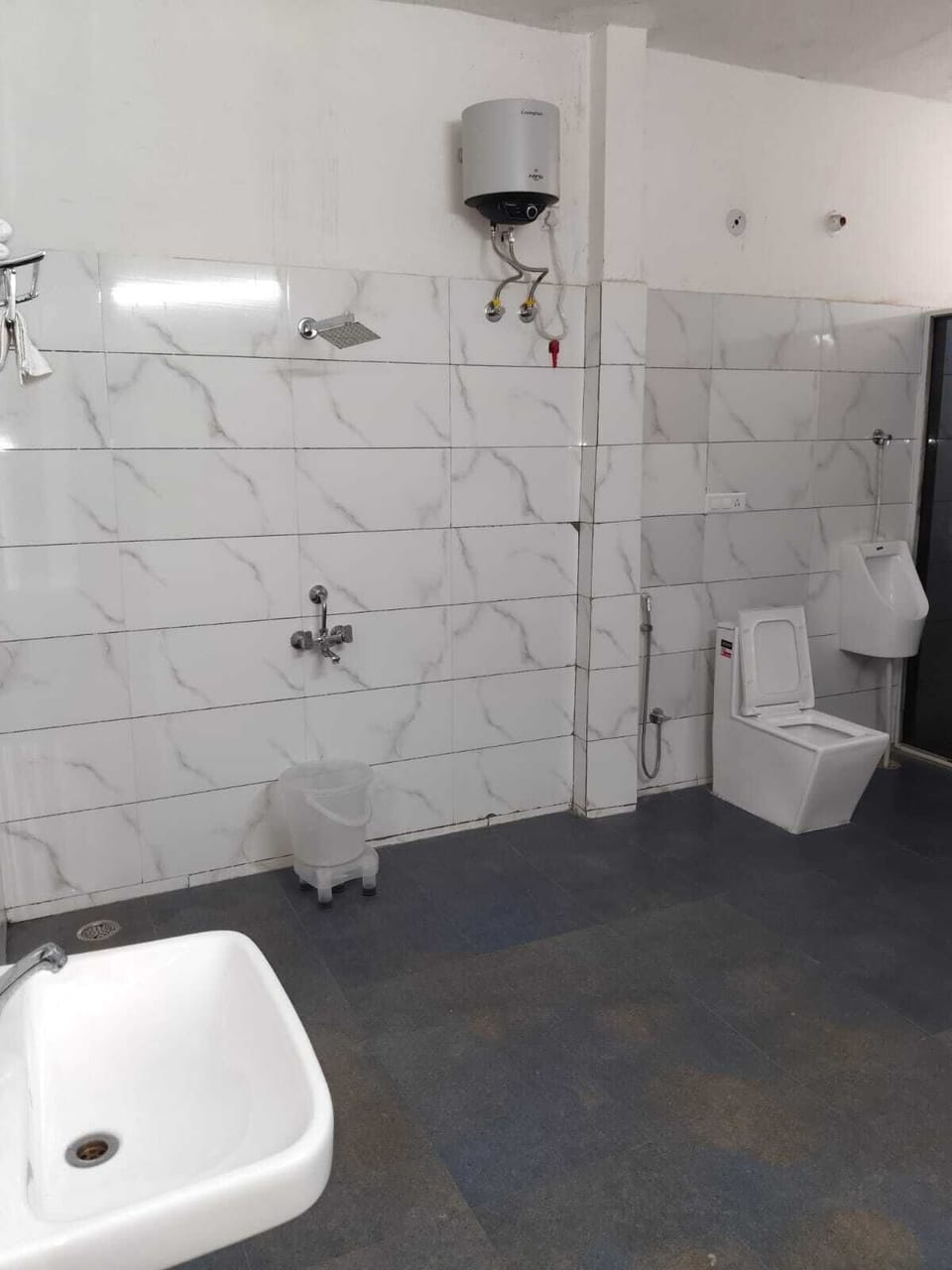 Deluxe Double Room | Bathroom | Free toiletries, towels, soap, shampoo
