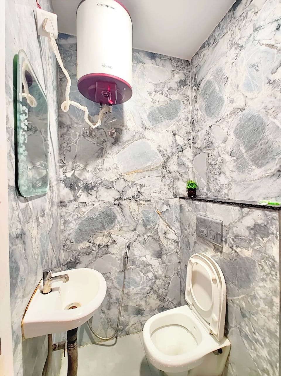 Shower, rainfall showerhead, free toiletries, slippers