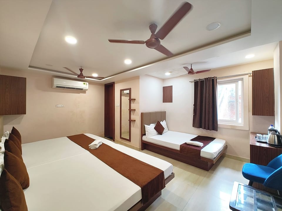 Deluxe Quadruple Room, Air conditioning | Hypo-allergenic bedding, desk, soundproofing, free WiFi