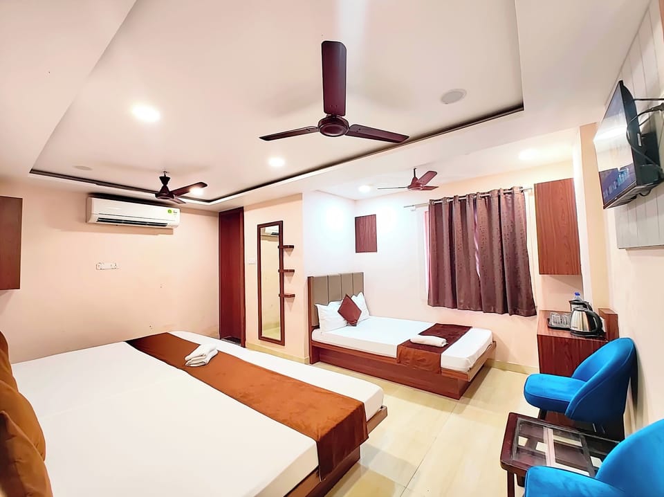 Deluxe Quadruple Room, Air conditioning | Hypo-allergenic bedding, desk, soundproofing, free WiFi