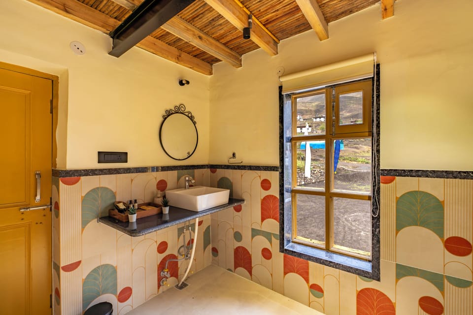 Deluxe Double Room, Courtyard View | Bathroom | Slippers, towels, soap, shampoo
