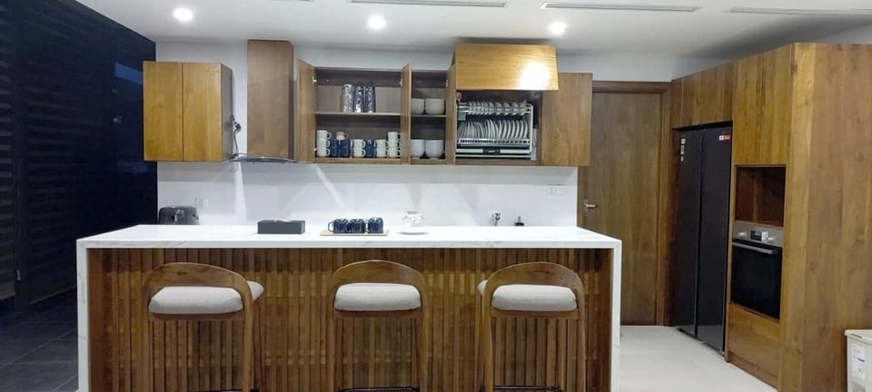 Microwave, cookware/dishes/utensils