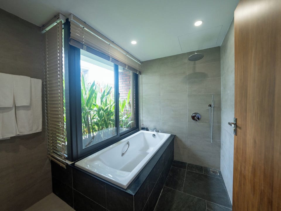 Deluxe Double Room, 1 Bedroom, City View | Desk, iron/ironing board, free WiFi, bed sheets