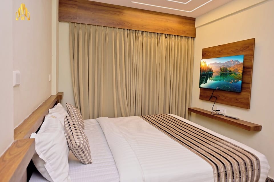 Executive Double or Twin Room | Desk, laptop workspace, blackout drapes, iron/ironing board