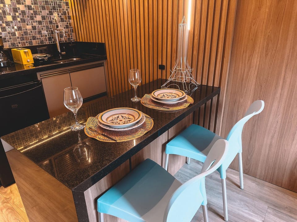 Deluxe Studio, 1 Queen Bed | Private kitchen | Mini-fridge, microwave, stovetop, toaster