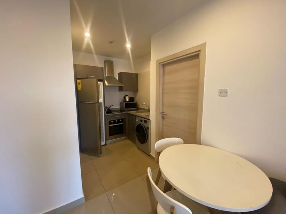 Luxury Apartment, City View | Private kitchen