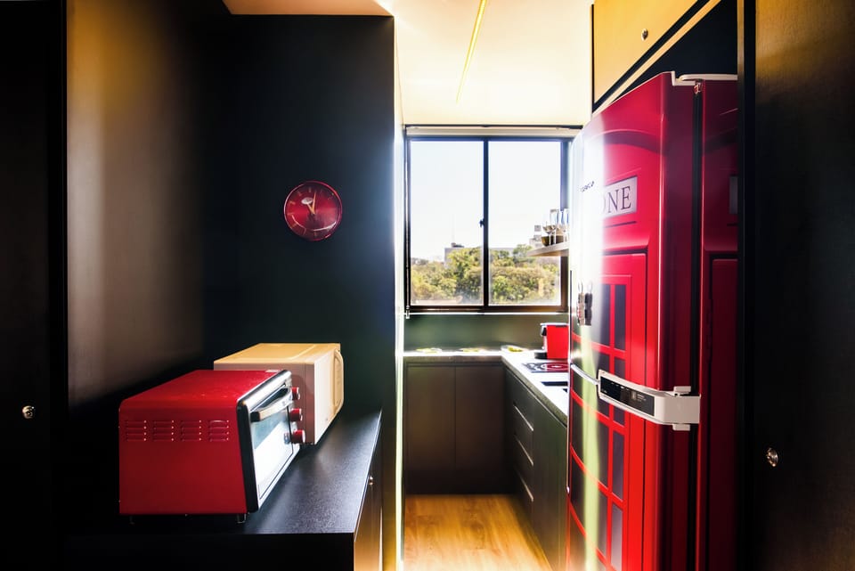 Full-size fridge, microwave, oven, stovetop