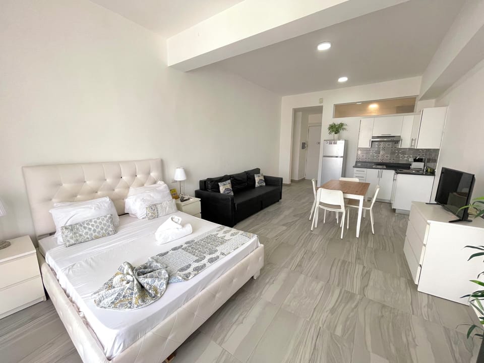 Deluxe Studio, Pool Access, City View | Egyptian cotton sheets, premium bedding, down comforters