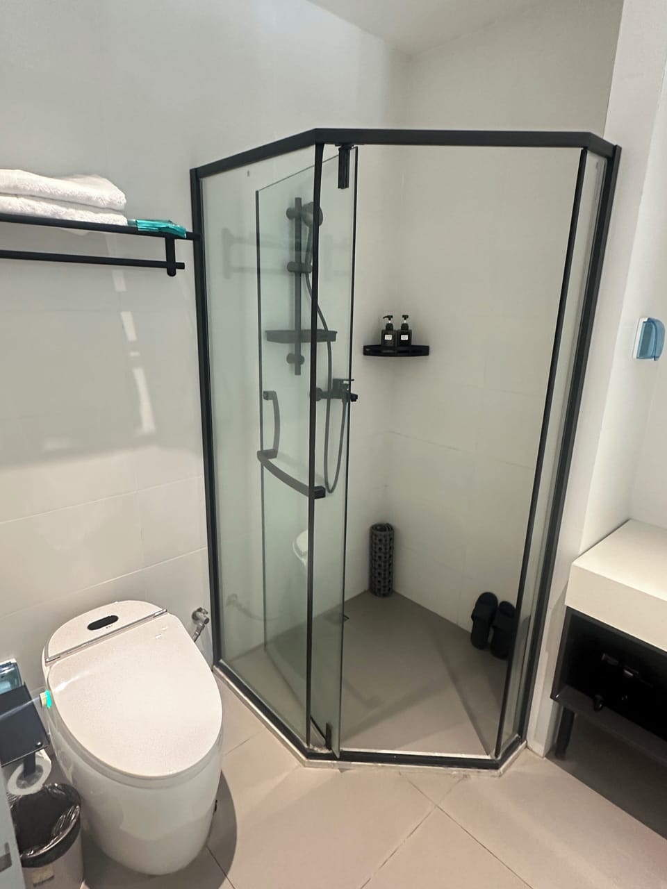 Elite Double or Twin Room, Non Smoking, Housekeeping | Bathroom | Free toiletries, hair dryer, towels, shampoo