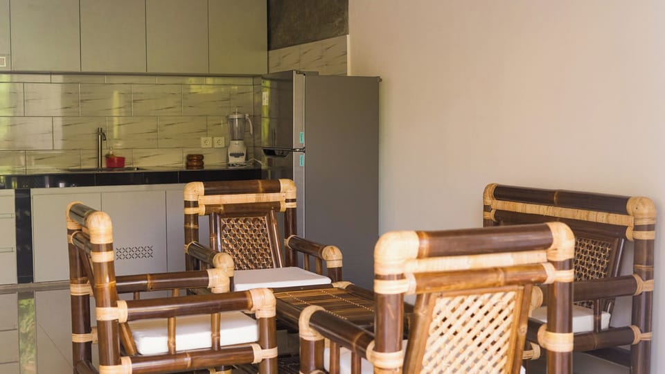 Deluxe Double Room, Balcony, Hill View | Shared kitchen | Stovetop, cookware/dishes/utensils