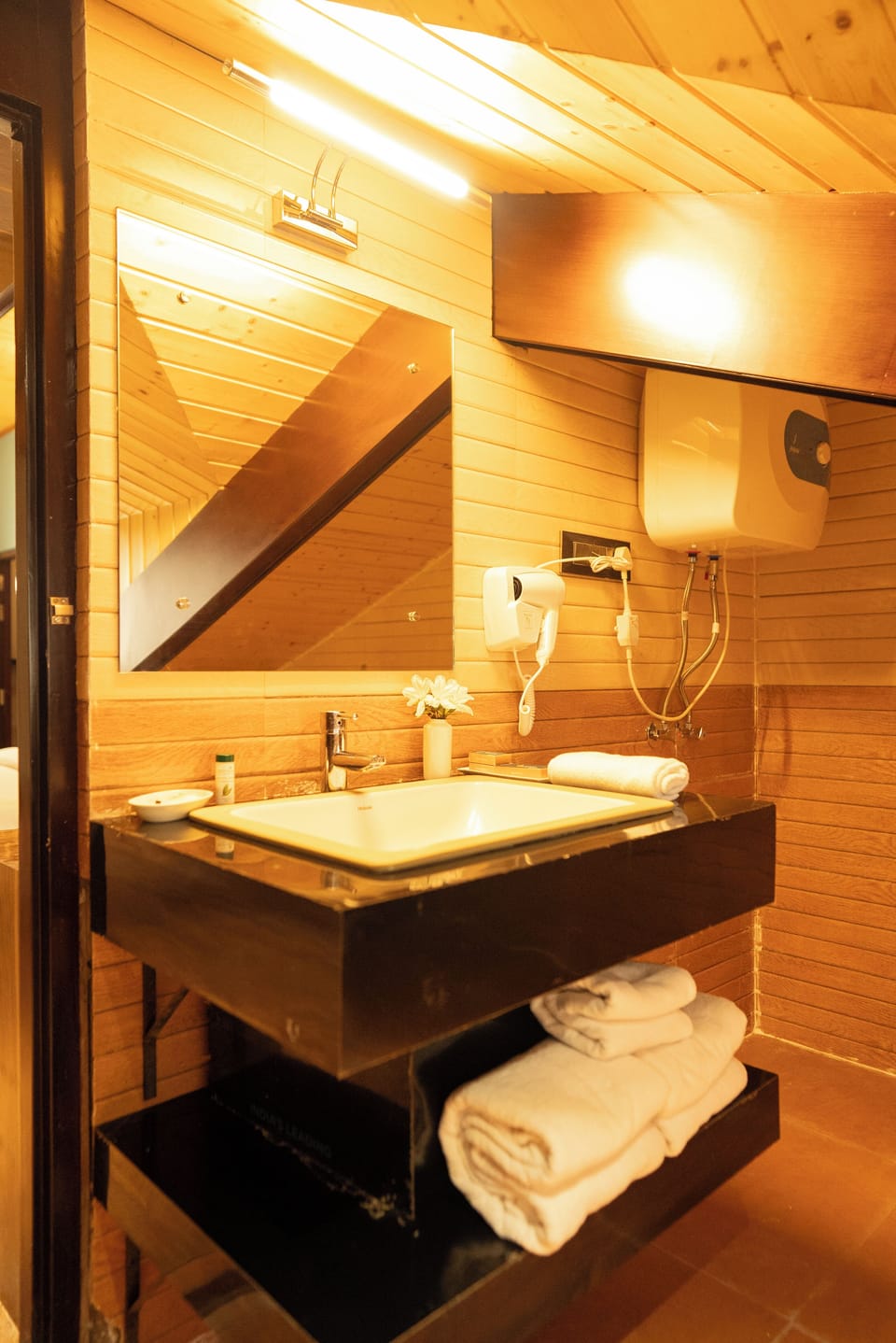 Junior Suite, Mountain View | Bathroom | Shower, slippers, towels, soap