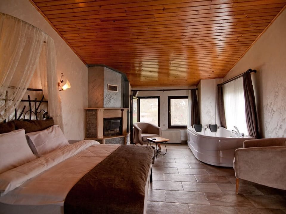 Deluxe Room, 1 King Bed, Smoking, Garden View