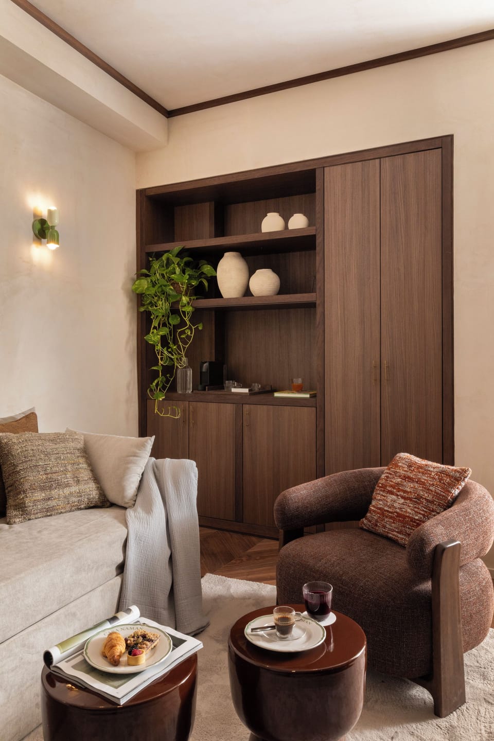 Suite, Balcony | Front of property
