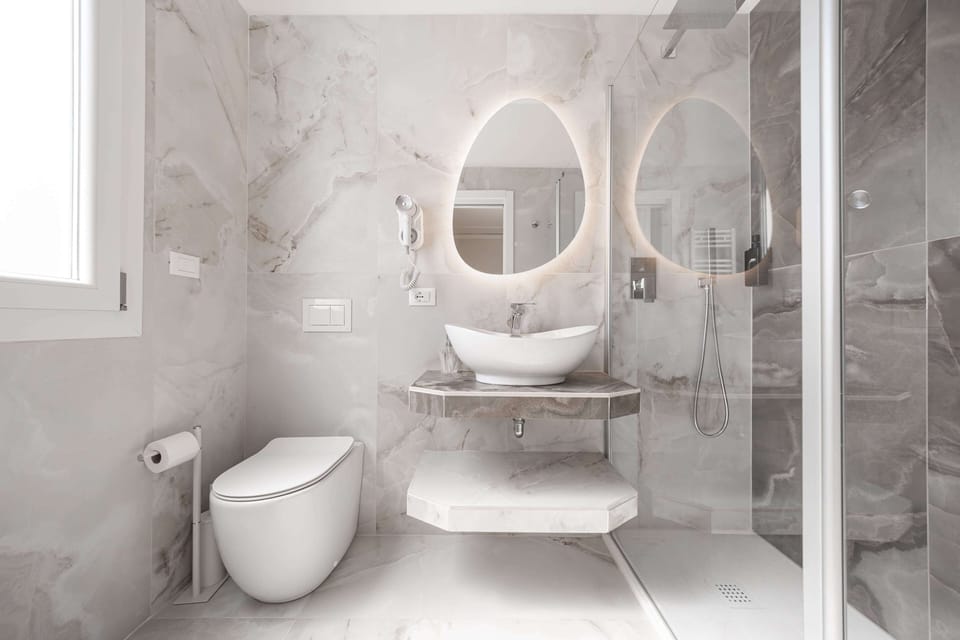 Shower, hair dryer, bidet, towels