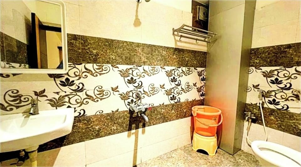 Shower, rainfall showerhead, bidet, towels