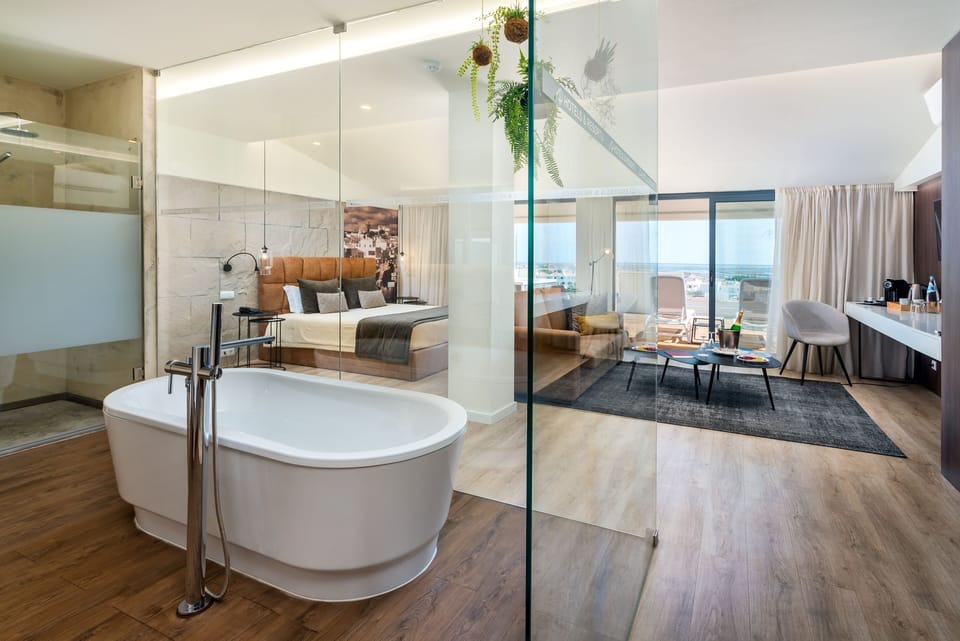 Deluxe Suite | Minibar, in-room safe, desk, blackout drapes