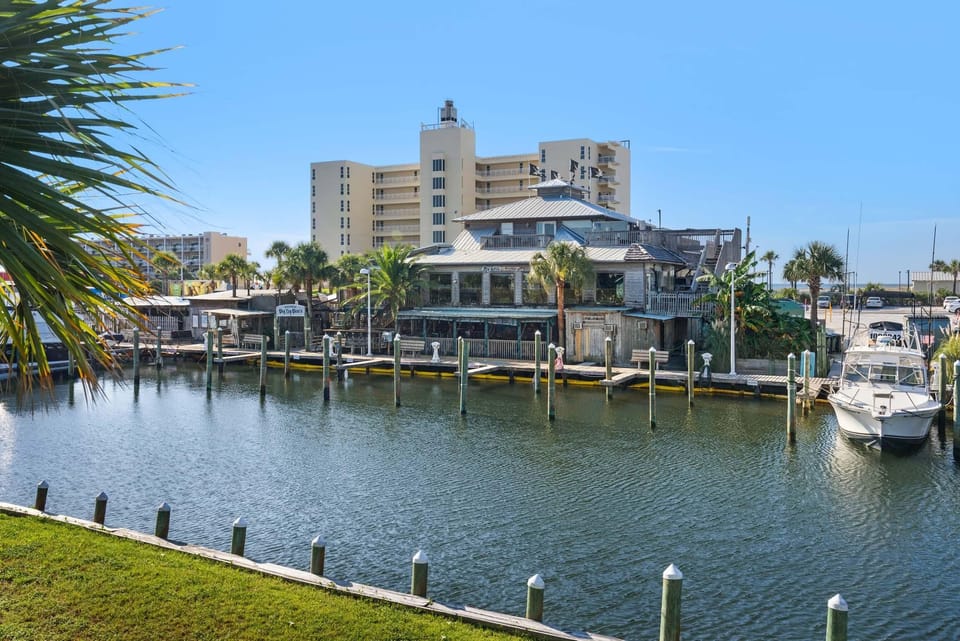 House, Multiple Beds (Leaning Palms) | Marina