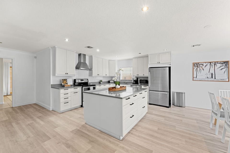 House (6 Bedrooms) | Private kitchen | Fridge, microwave, oven, stovetop