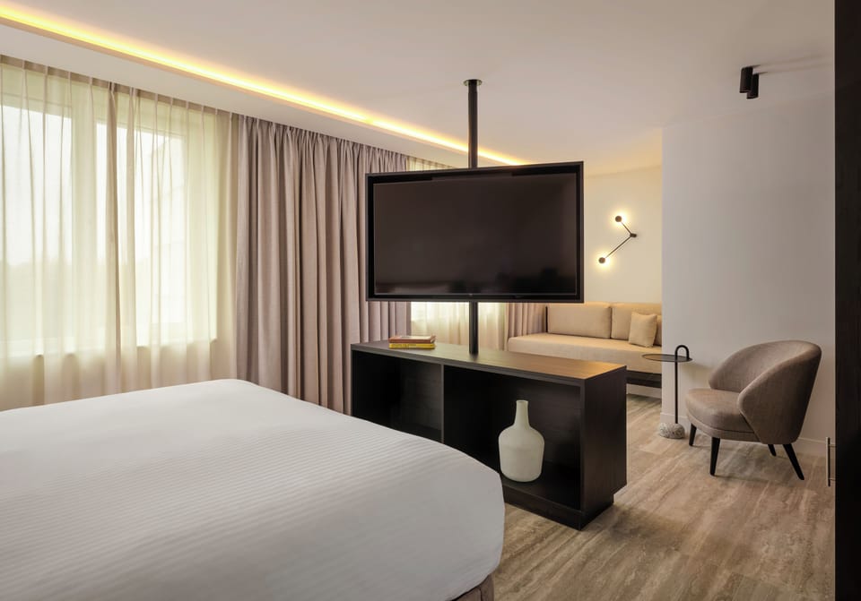 Junior Room, 1 King Bed | Premium bedding, in-room safe, desk, soundproofing