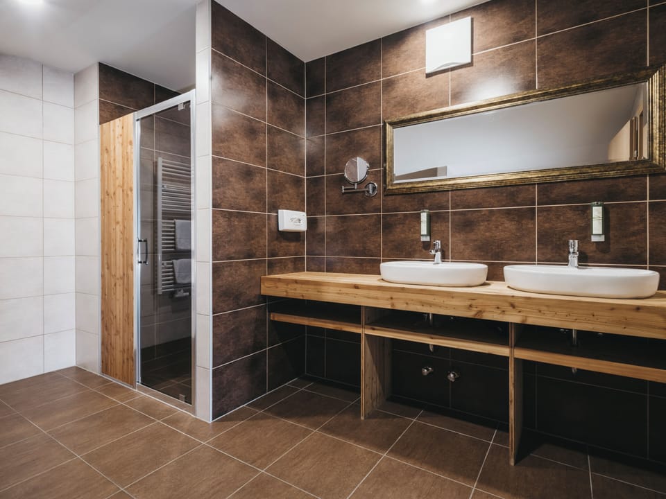 Superior Room, 2 Bedrooms, Balcony, Mountain View | Bathroom | Hair dryer, towels, soap, shampoo