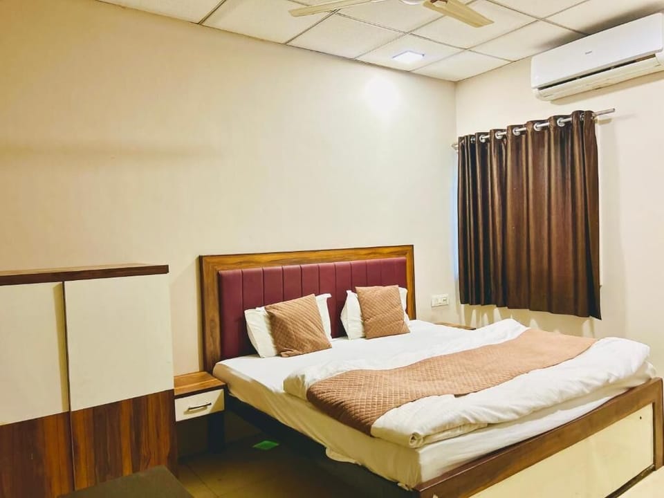 Double or Twin Room | Iron/ironing board, WiFi (free)