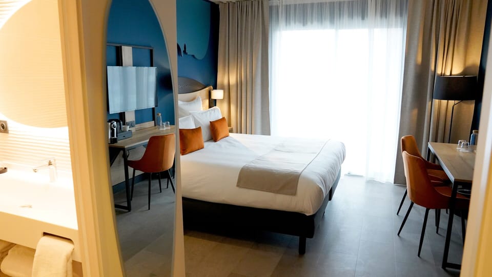 Comfort Room, 1 Queen Bed, Non Smoking | Premium bedding, in-room safe, individually decorated
