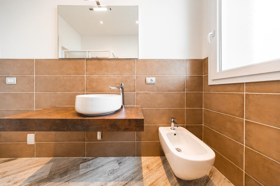Comfort Duplex, 2 Bedrooms, Garden View | Bathroom | Shower, hair dryer, bidet, towels