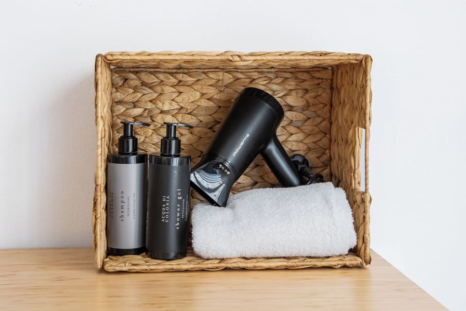 Shower, rainfall showerhead, free toiletries, hair dryer
