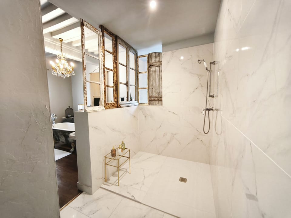 Deluxe Suite | Bathroom