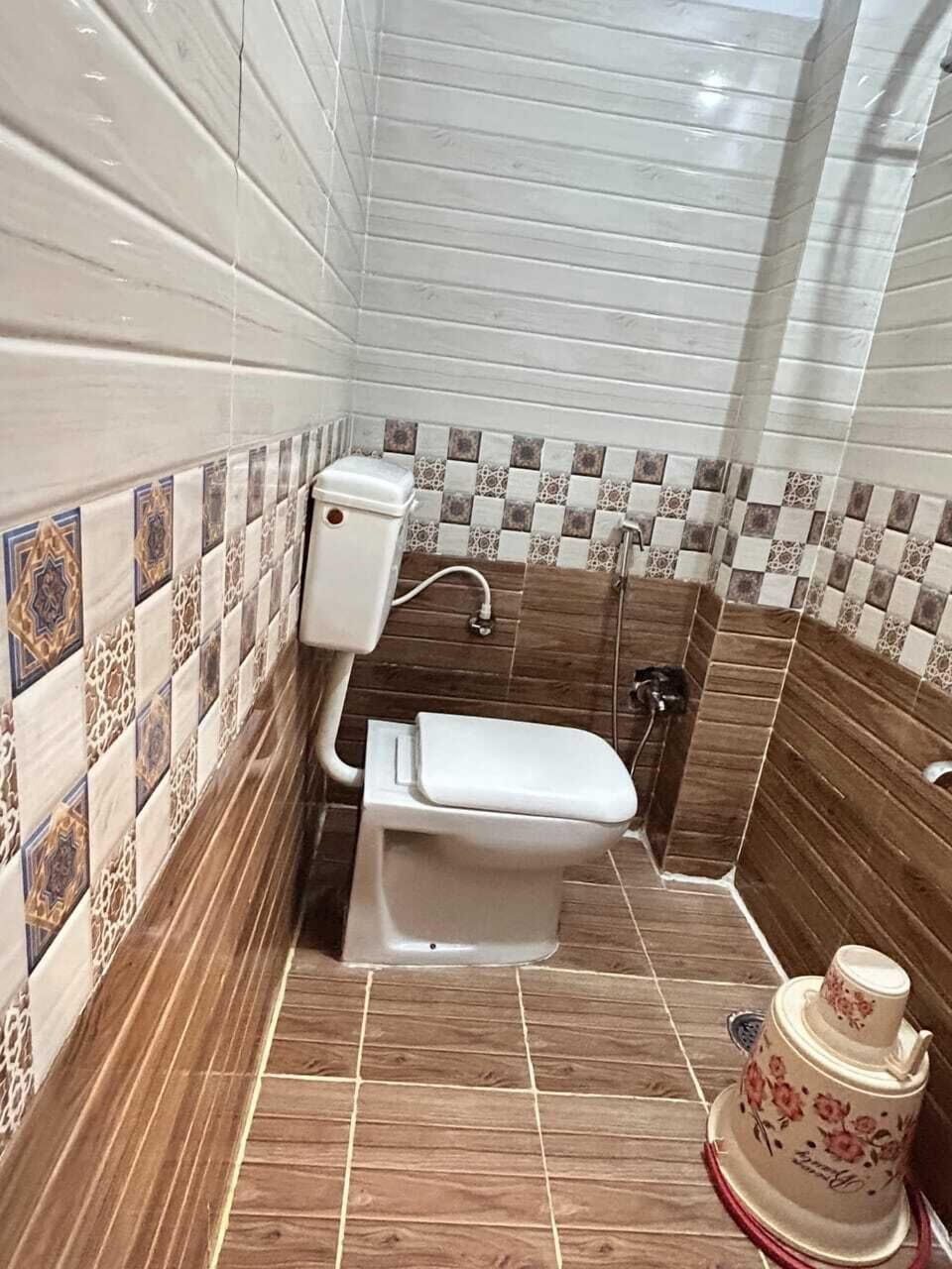 Studio | Bathroom | Shower, free toiletries, towels