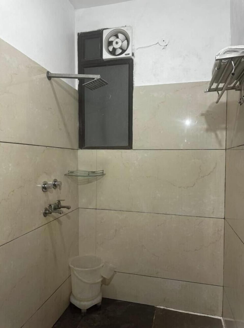 Shower, free toiletries, bidet, towels