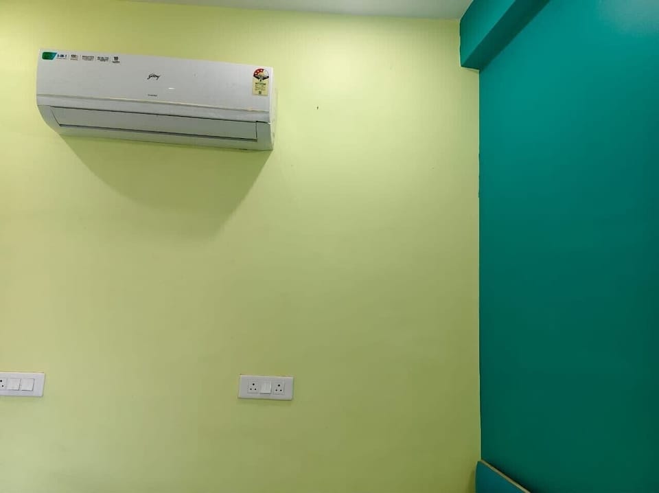 Deluxe Room, Air conditioning | Desk, rollaway beds, free WiFi, bed sheets